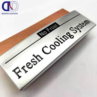 Adesivo de logotipo de metal personalizado para marcar sus productos de manera efectiva