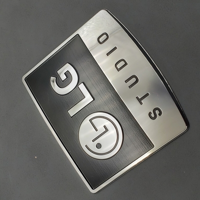 Logotipo de metal de níquel electroplacado ecológico Logotipo personalizado para marca profesional