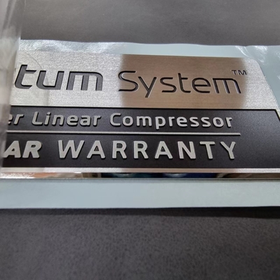 Personalización profesional de logotipos de aluminio metálico ecológico y llamativo