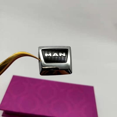 Producción a medida de pegatinas de logotipo metálicas de niquel electroformado para llaves de automóviles