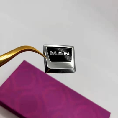 Producción a medida de pegatinas de logotipo metálicas de niquel electroformado para llaves de automóviles
