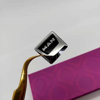 Producción a medida de pegatinas de logotipo metálicas de niquel electroformado para llaves de automóviles