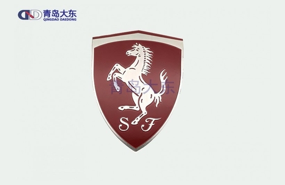 Logotipo de automóvil de metal personalizado ideal para su estrategia de marca
